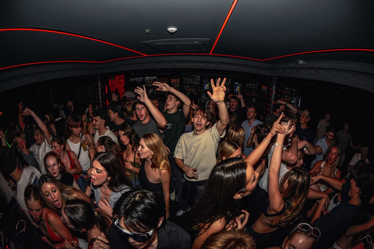 Crowd dancing at Pelicano, Discotek disco house night